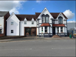 Pluxa Bearwood Hotel Twin Room with Ensuite and Car Park